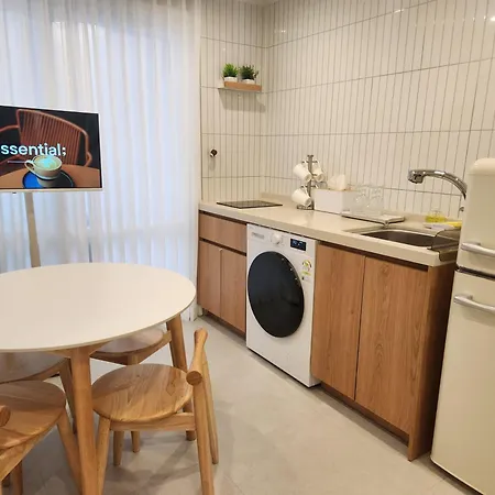Hongdae, 5-Minute Walk From Hongdae Station, Luggage Storage, Hotel-Style Bedding, 2 Rooms, Washer Dryer